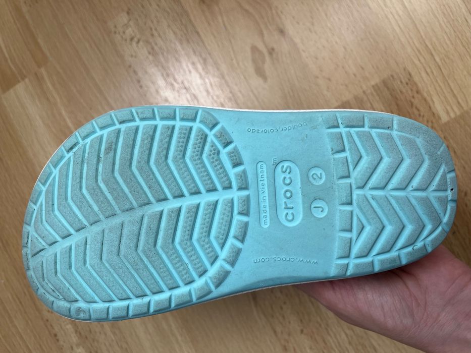 Детски Crocs за момиче + Jibbitz Among Us – размер 33–34 (8-10 год.)