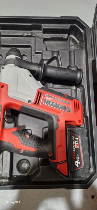 Milwaukee rotopercutor pe acumulator,curent