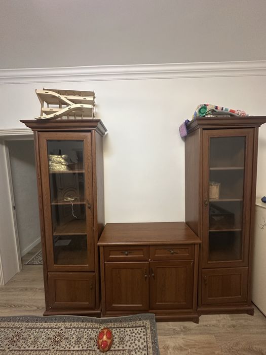 Продам сервант с комодом