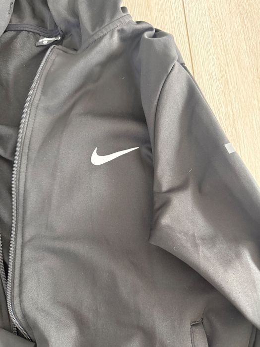 Екип Nike анцунг мек и еластичен с размер но става и за м