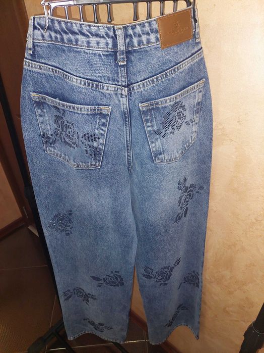 Дънки с камъни от плътен деним