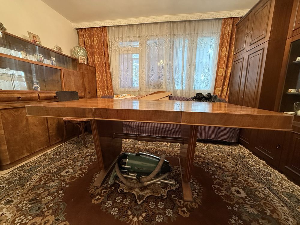 Голяма масивна маса от чисто дърво !