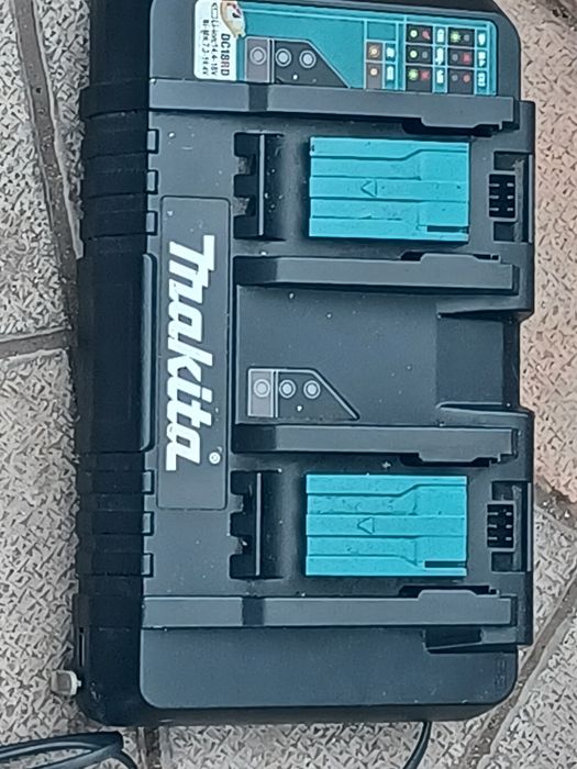 Stație de încărcare MAKITA  DC 18 RD cu blutus