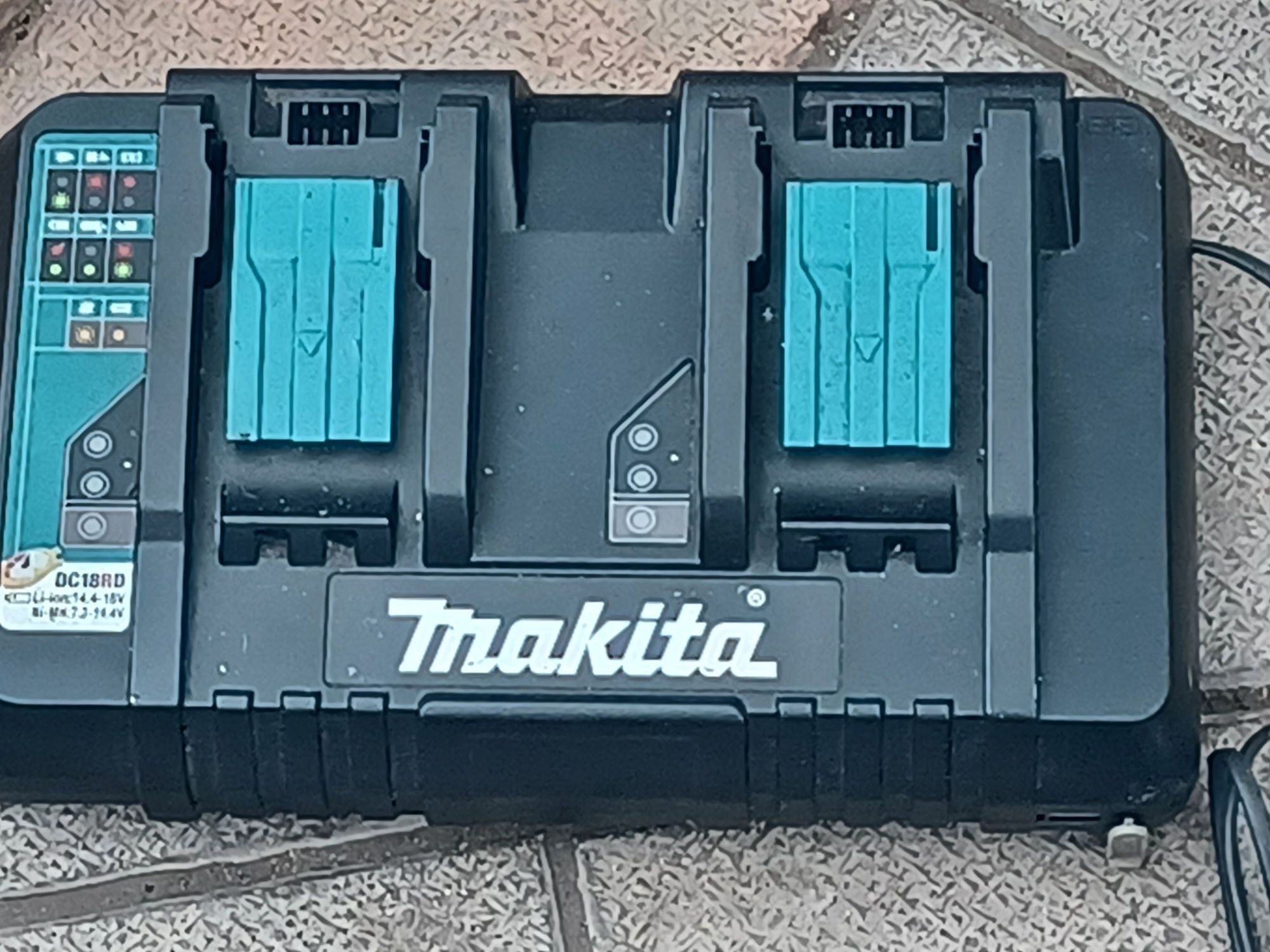 Stație de încărcare MAKITA  DC 18 RD cu blutus