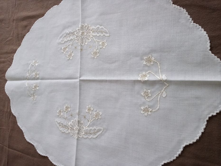 Set față de masă brodată