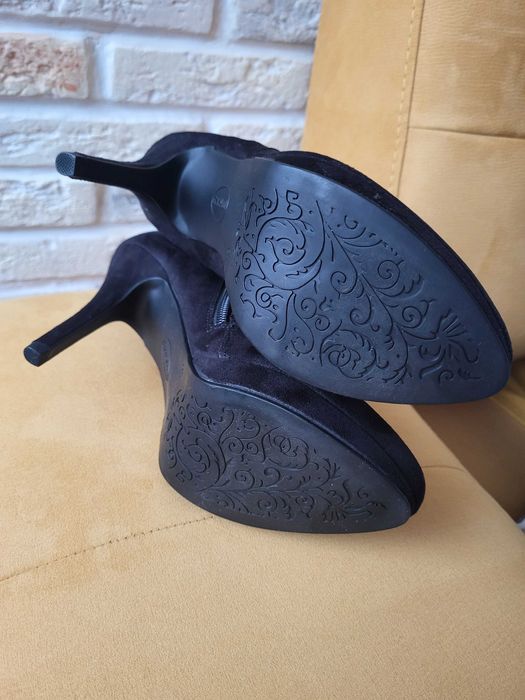 Елегантни боти от велур нови