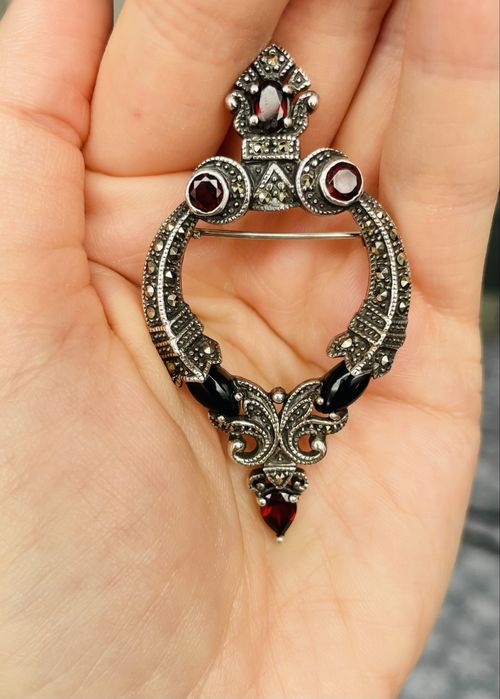 Brosa argint granate si marcasite