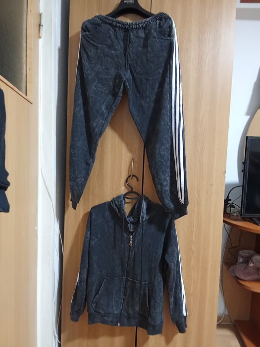 Treninguri și pantaloni de vanzare