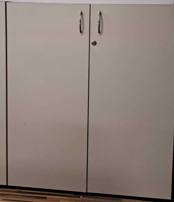 Dulap cu 3 rafturi – stare foarte buna