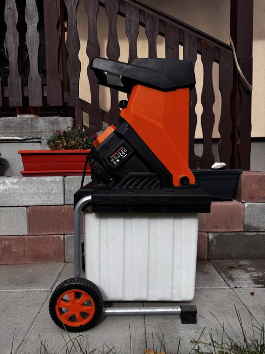 Tocator crengi si resturi vegetale electric (Villager)