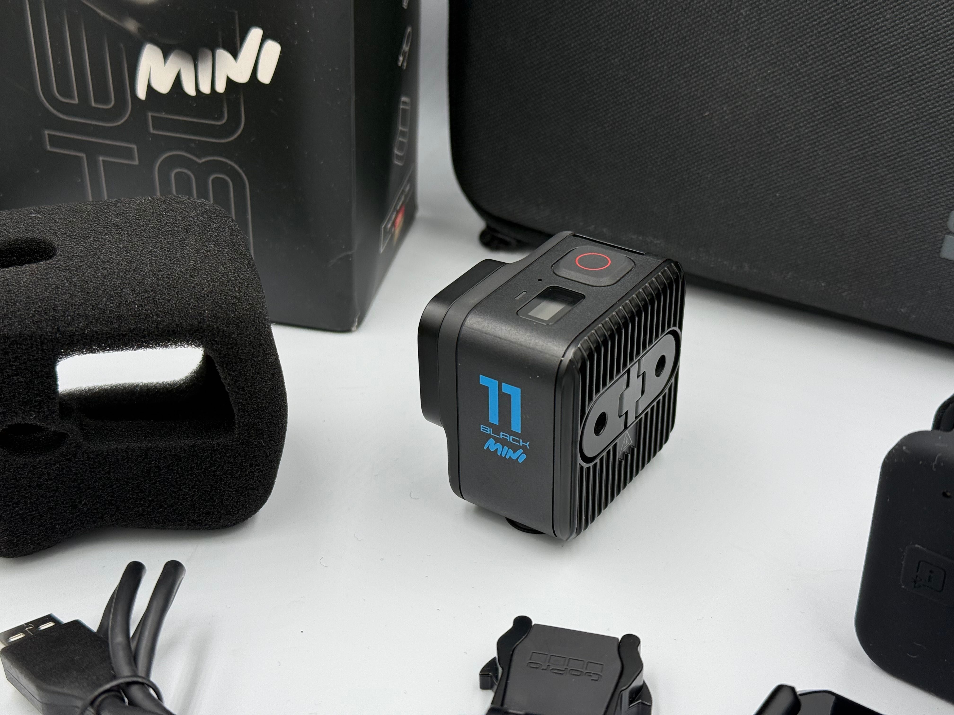 GoPro 11 Black mini NOU FullBox, Garantie + Card 64GB + accesorii