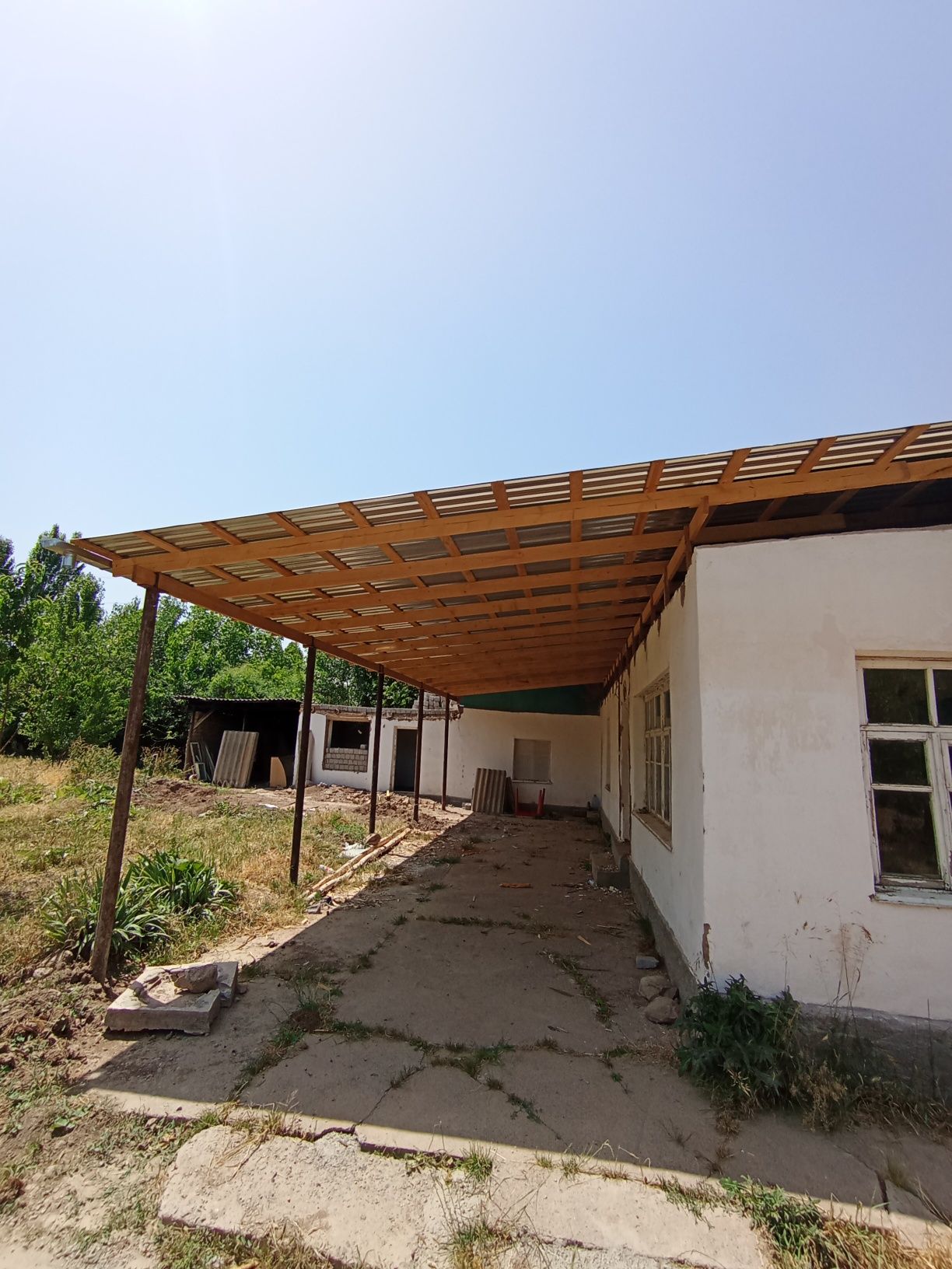 Hovli uy sotiladi