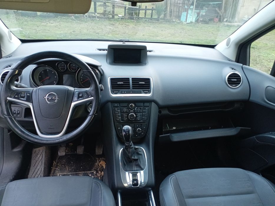 Продавам Опел мерива б 2011г на части