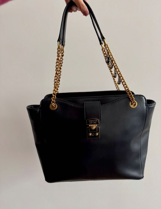 Чанта черна Guess
