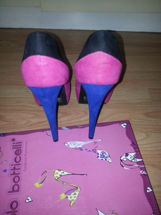 затворени ниски и обувки на ток