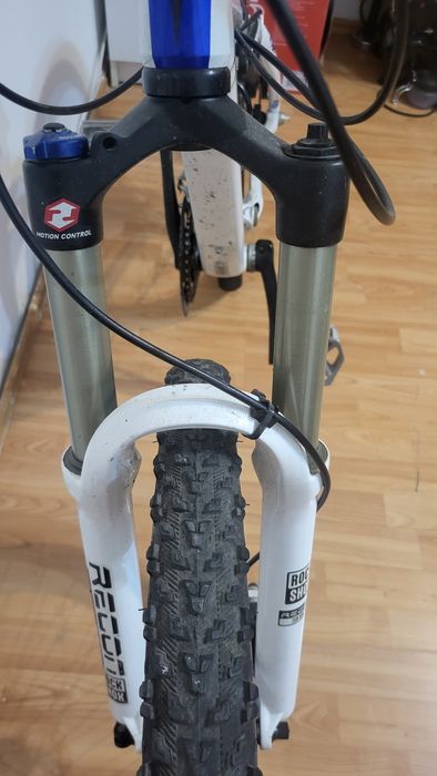 Bicicleta full suspension trek