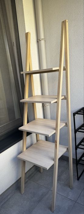Продавам етажерка тип стълбичка / рафт за книги и декорация