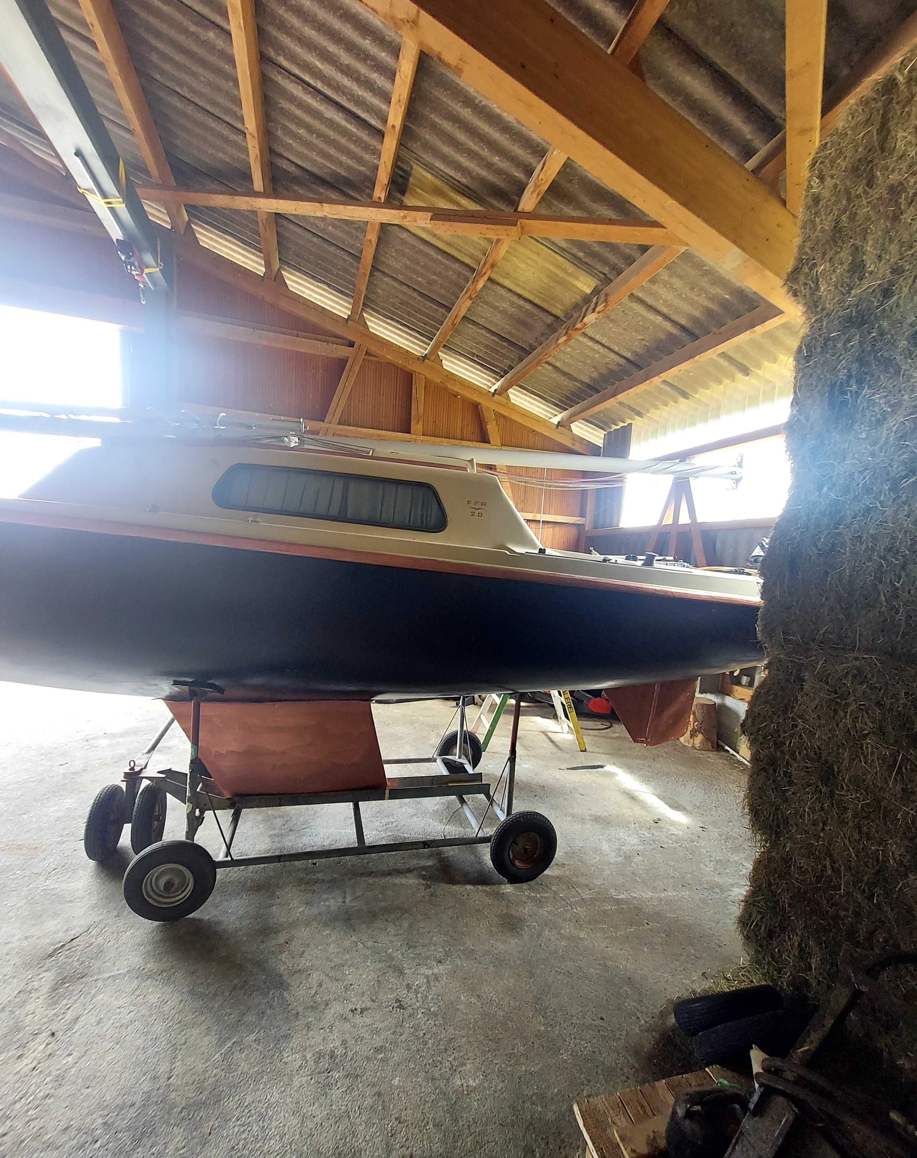 Vand velier 6 metri cu motor