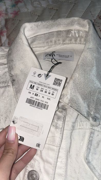 Бяло, бляскаво яке