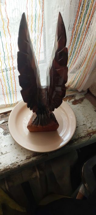 Орёл из дерева статуэтка