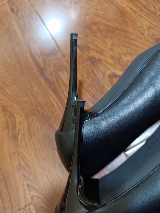 Vând pantofi stiletto noi de piele