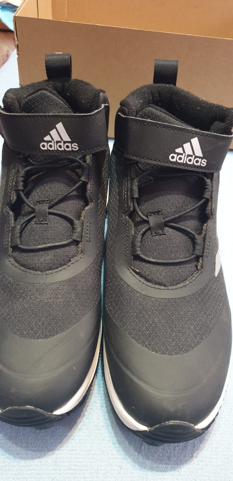 Vând adidași tip gheata  firma adidas.