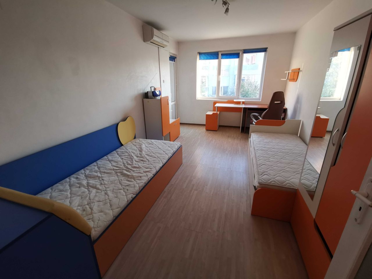 Дава се под наем Тристаен апартамент в Добрич, Център - 100 кв.м за 357 € - Снимка #8