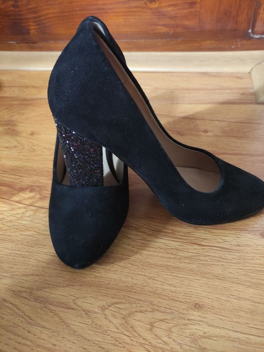 Vând pantofi eleganți de damă