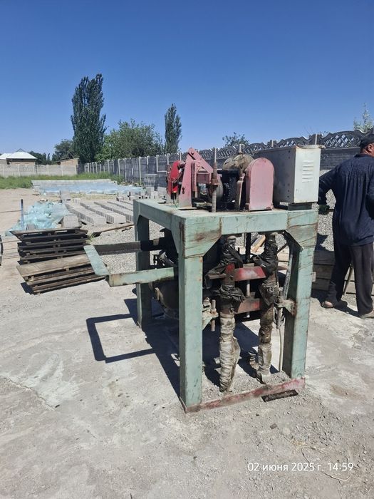 Shlakablok gisht stanok sotiladi