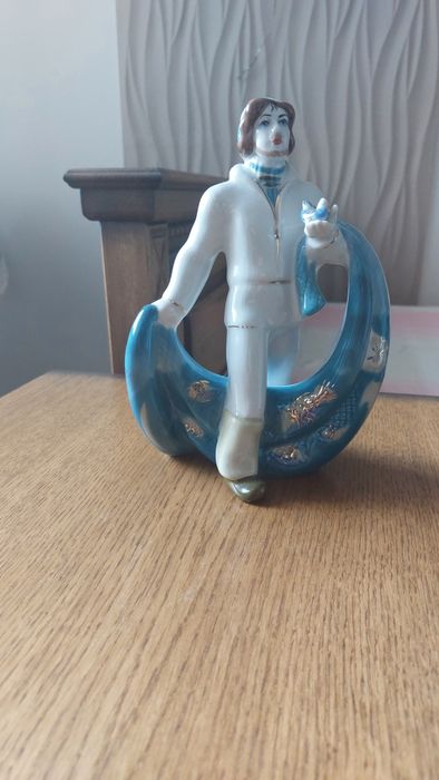 Статуэтка  фарфоровая