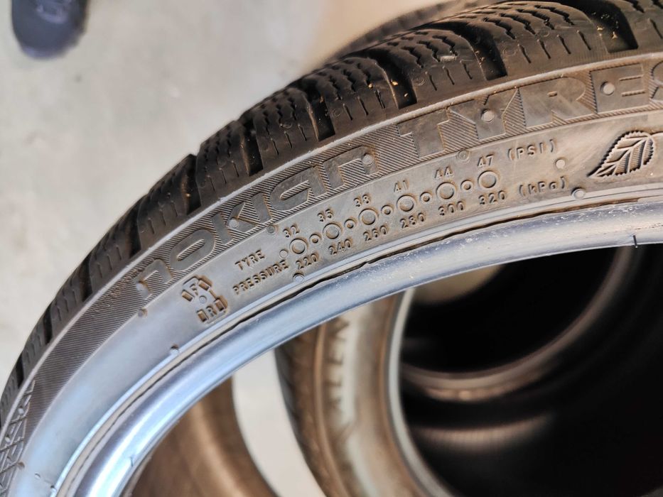 2бр.зимни гуми 235/35/20 Nokian