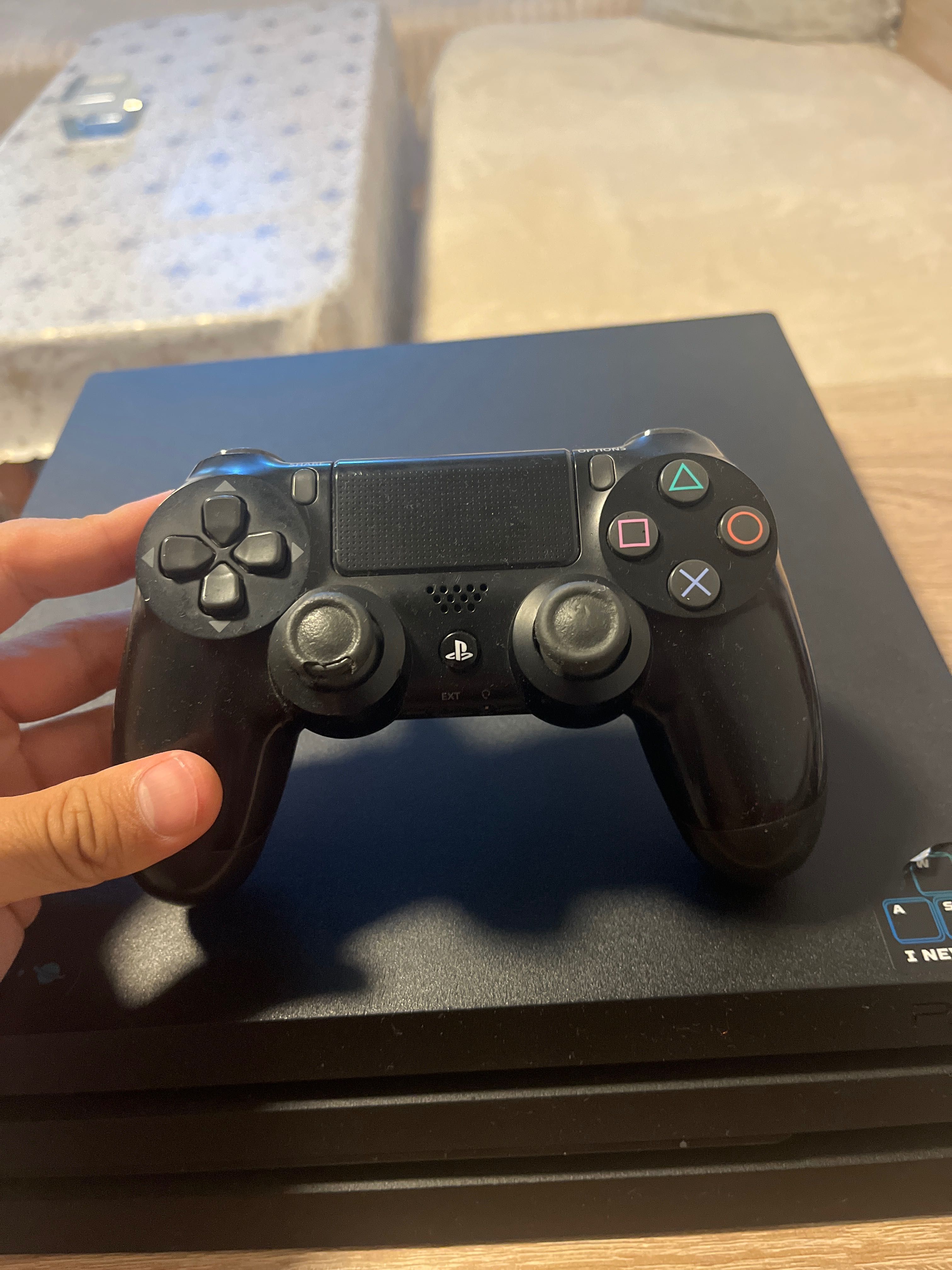Sony PS4 с джойстик и игри