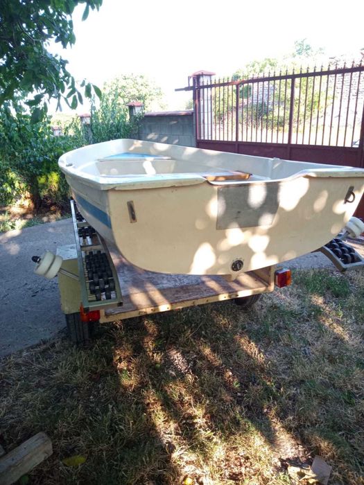 Продавам ,лодка от стъклопласт със двойно дъно .Дъжина 2,80 .Перфектна