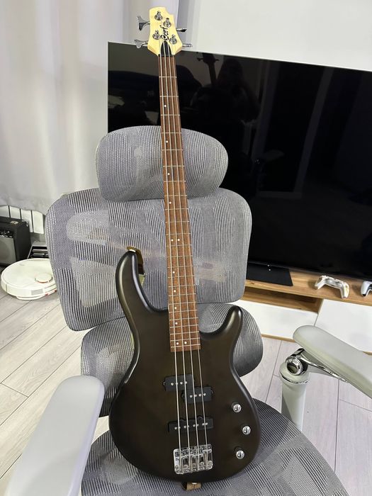 Продам басс гитару Cort Action PJ