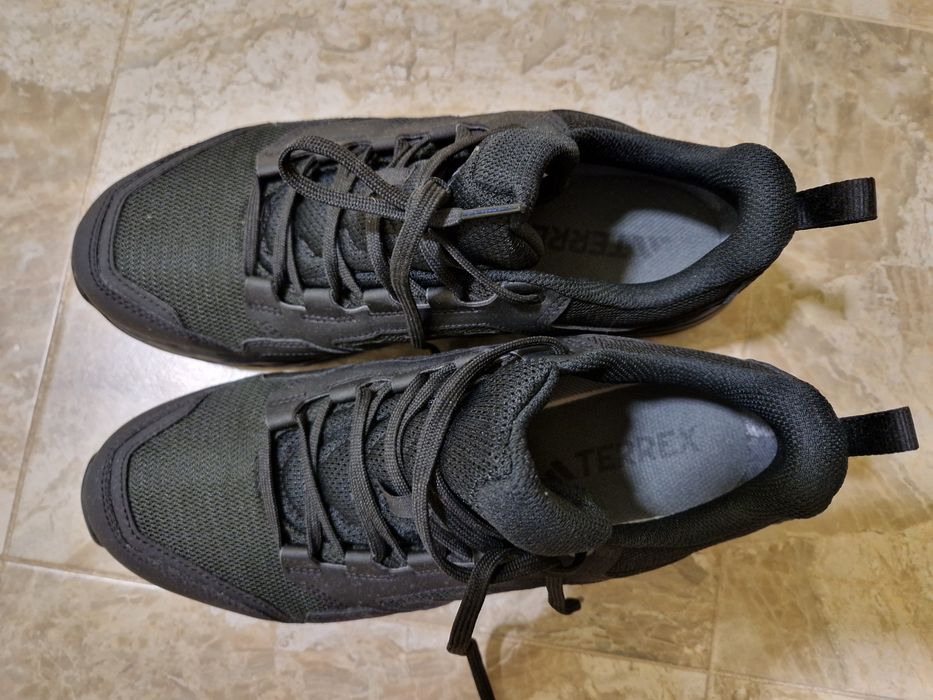 Адидас горетекс.