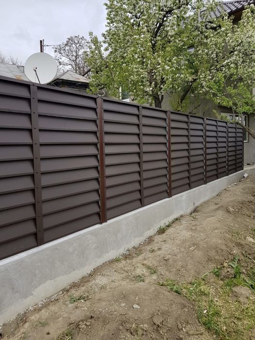 Construim garduri si porti din sipca metalica, panouri stil jaluzele,