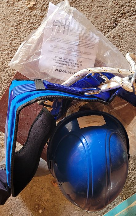 Casca protecție și centura de poziționare constructii