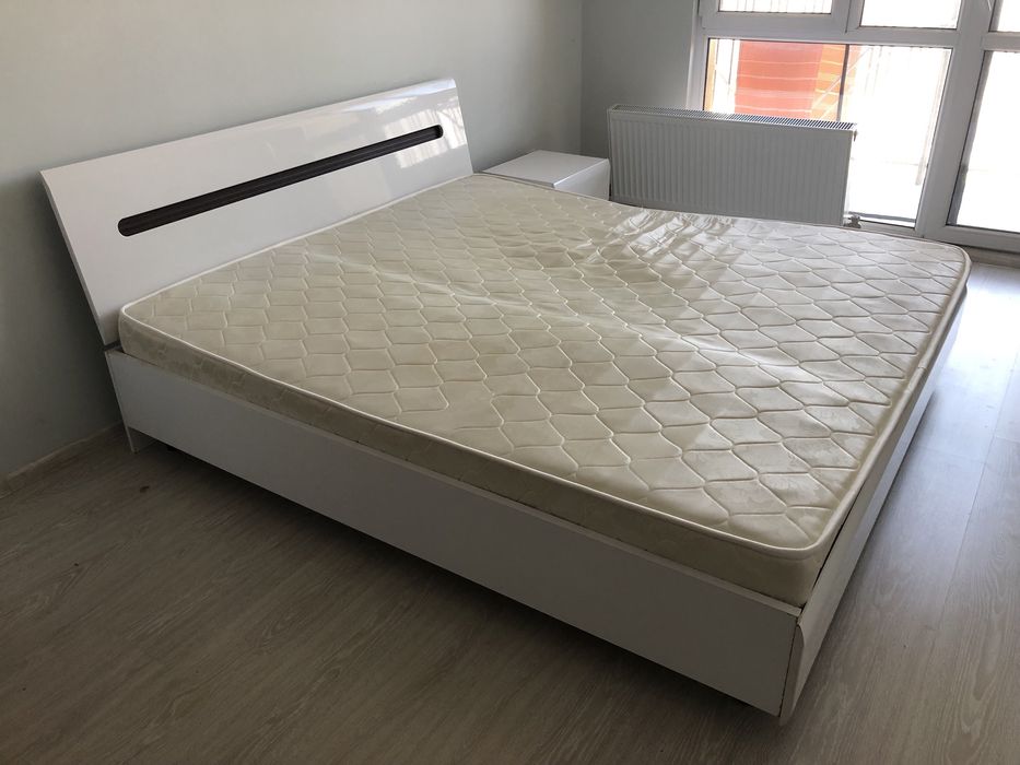 Двуспальная кровать