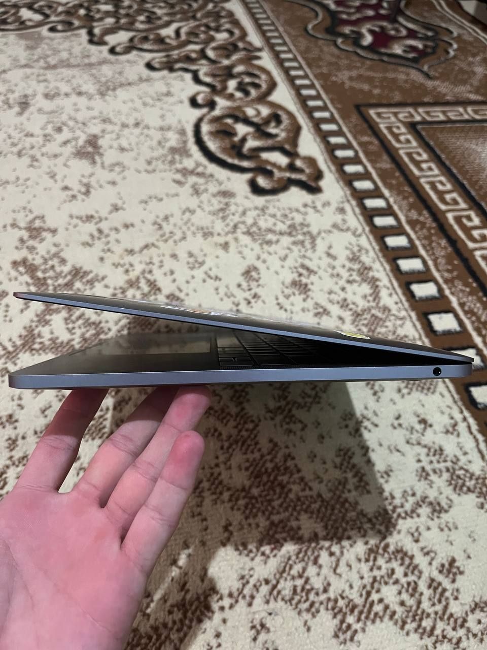 Macbook sotiladi