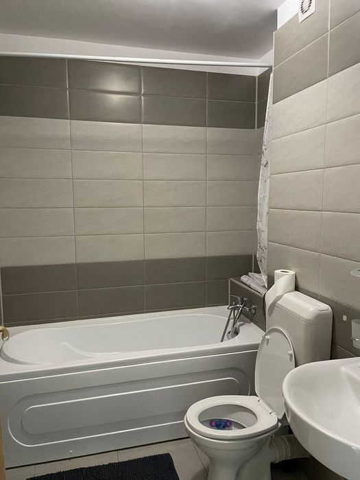 Închiriez apartament.