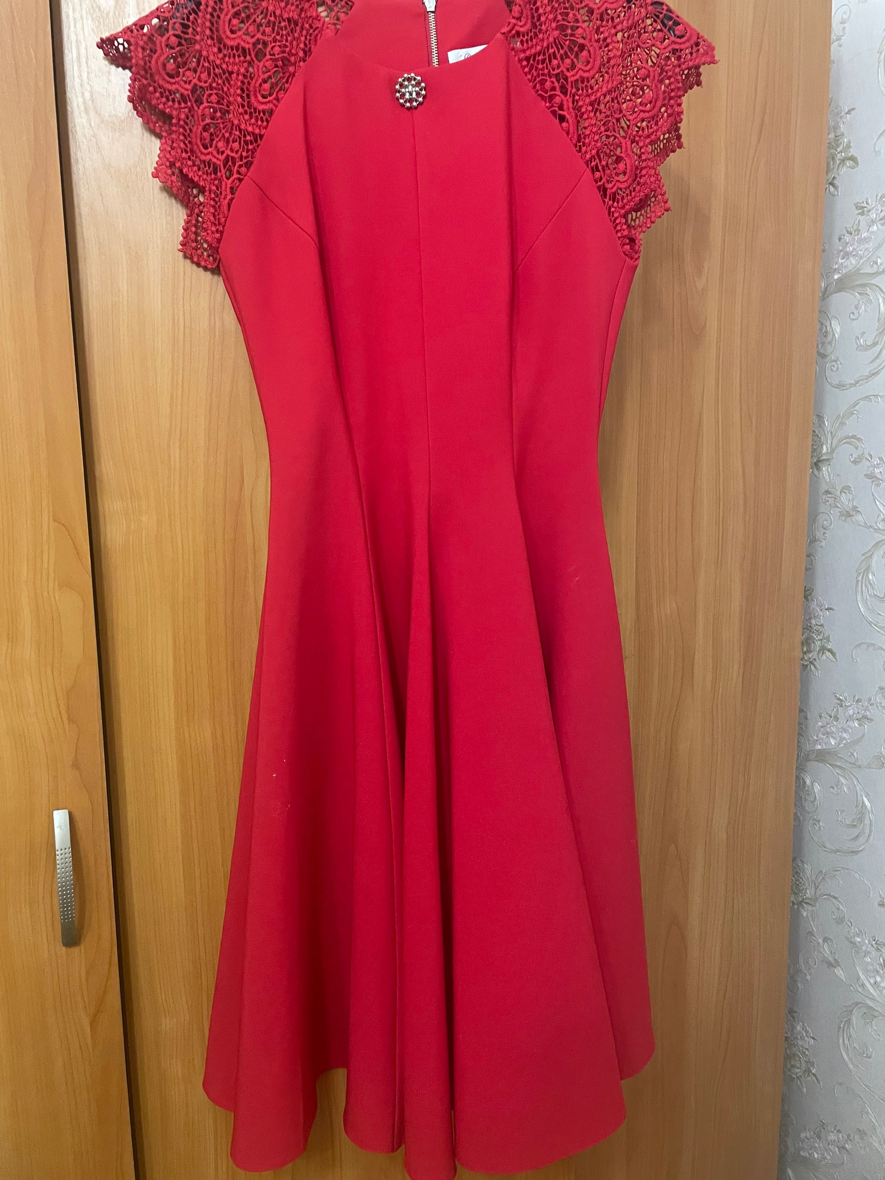 Красное нарядное платье для девушек