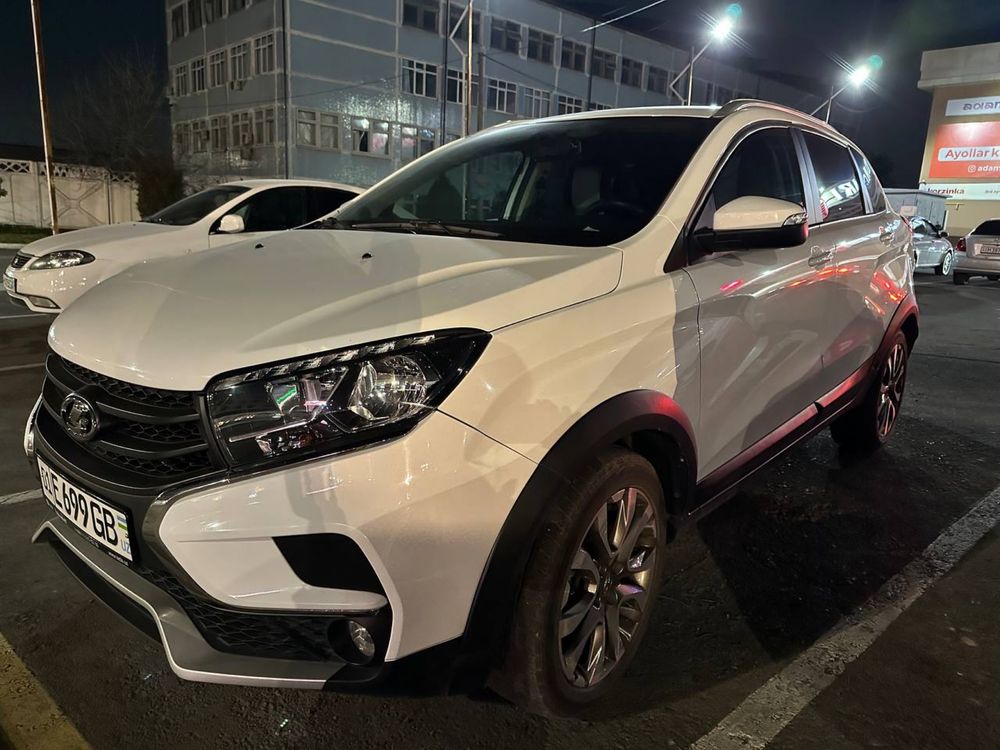 Белый Lada Xray Cross