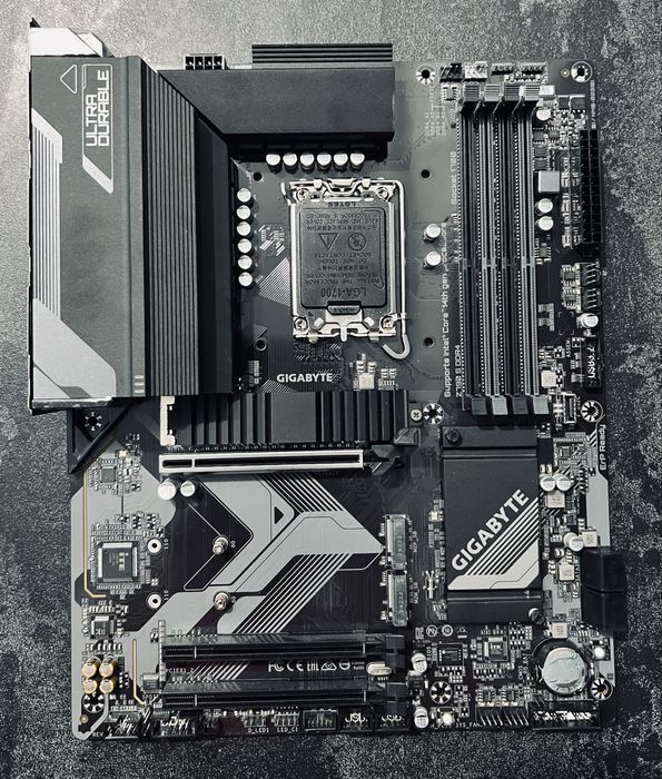 Материнка Gigabyte Z790 S DDR4 идеал как новая!