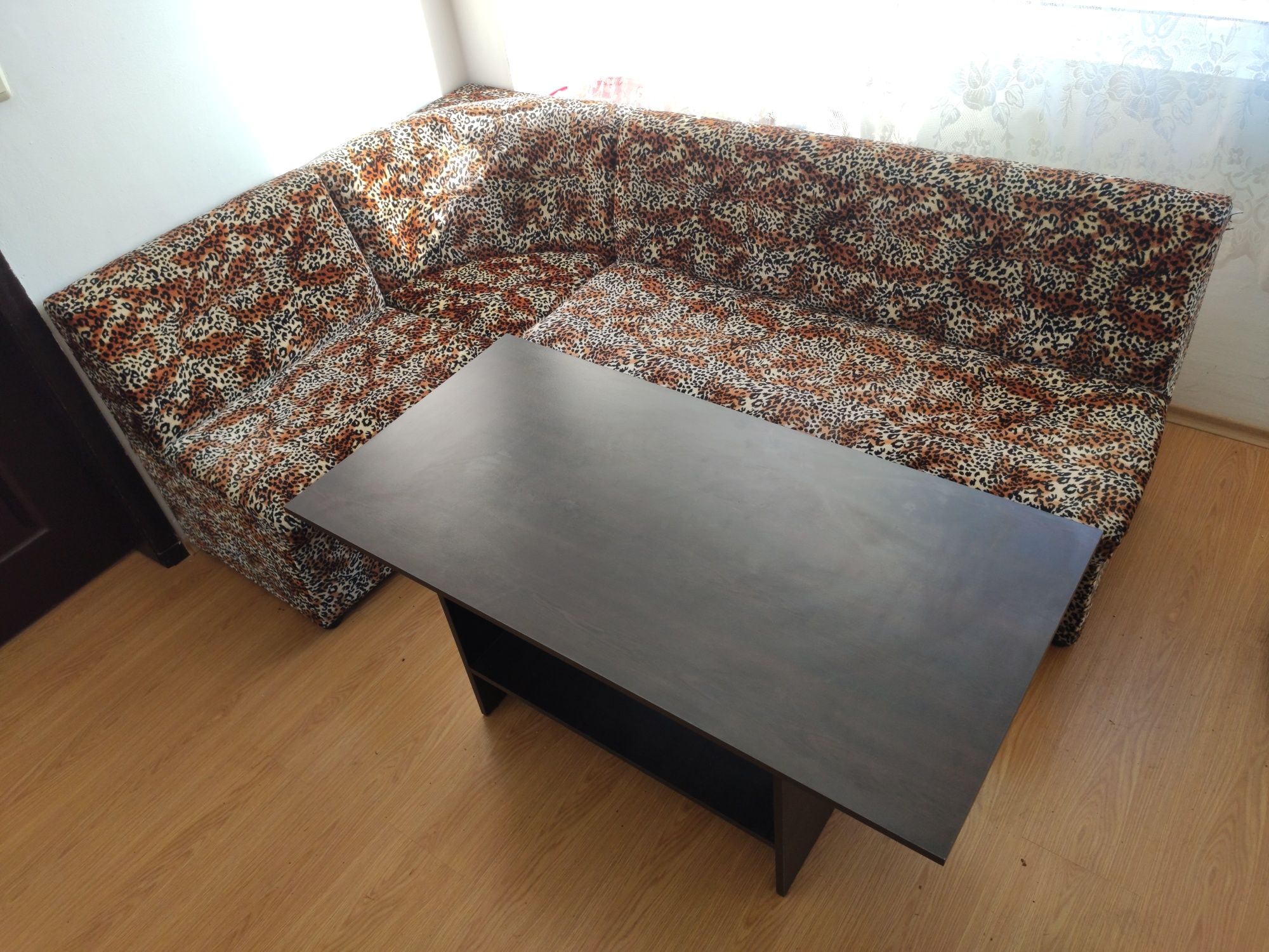 Ъглов диван и маса