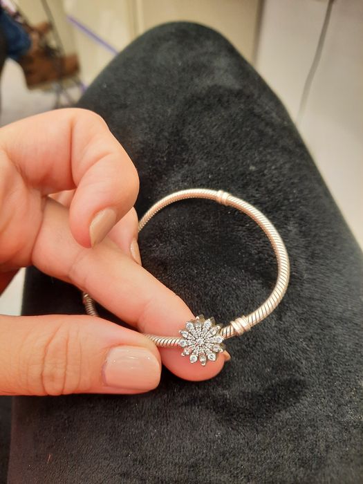 Vând brățară pandora și pandantiv fulg de nea