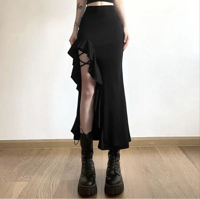 черная юбка с вырезом