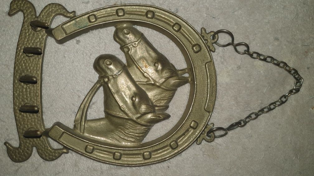 Cuier ptr chei , din bronz , in forma de potcoava cu 2 cai