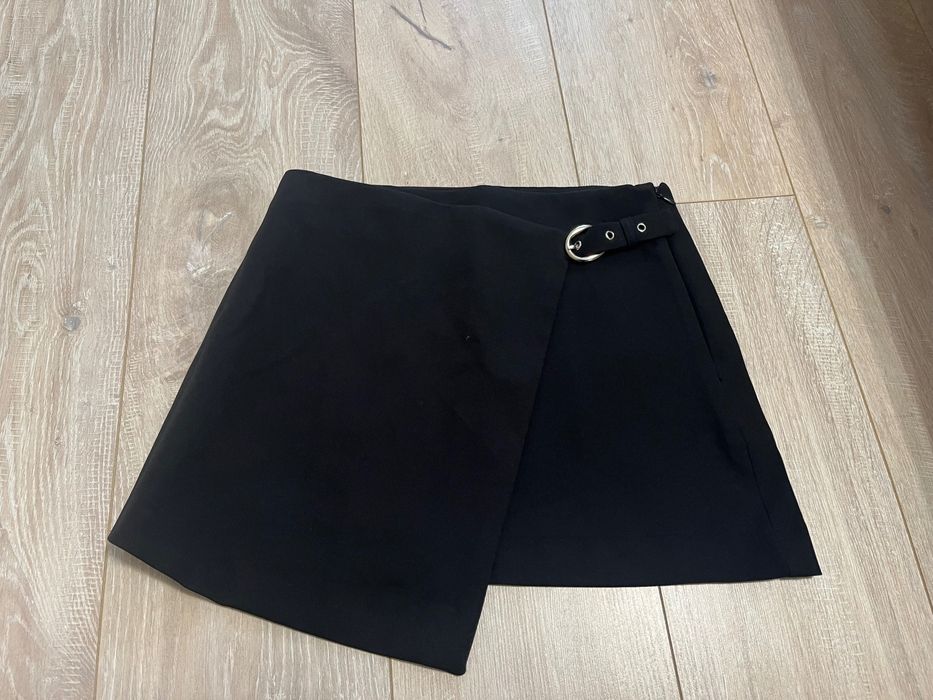 Черна пола с прехлупване