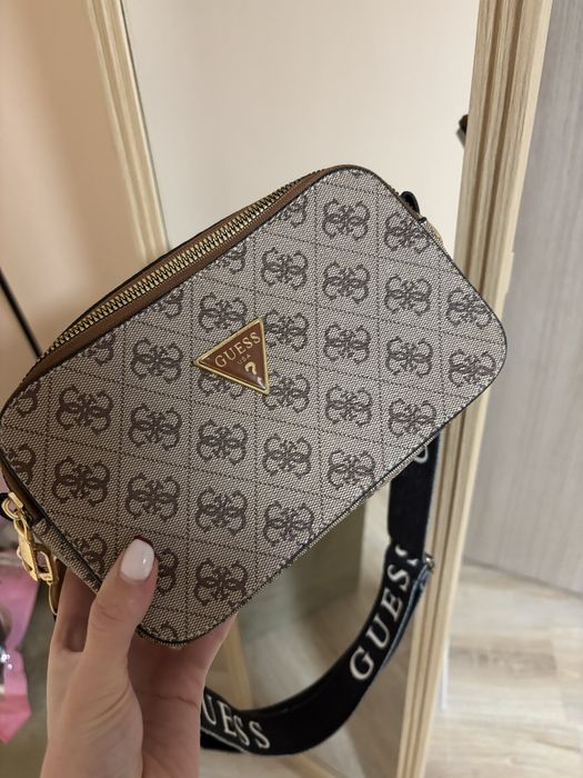 Елегантна чанта на Guess