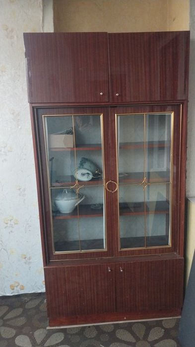 сервант ,шкаф платяной шкаф  б/у  в отличном состоянии